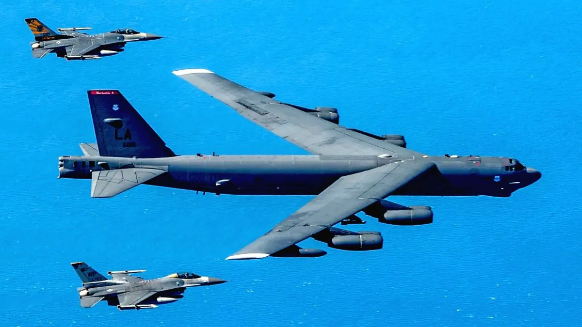 un-bombardero-b-52-sus-caza-proteccion