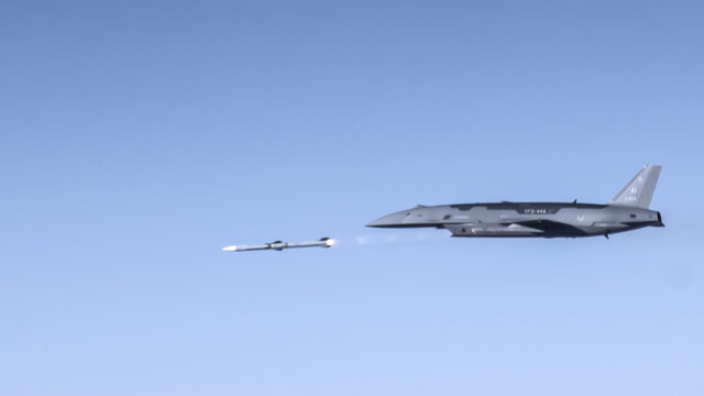 Imagen de portada: El YFQ-44A Fury prepara su integración con bombas JDAM y SDB para ampliar sus misiones