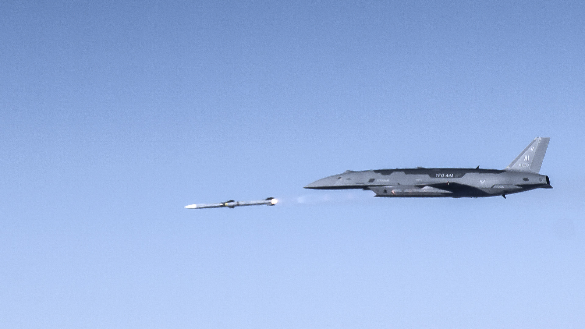 Imagen de portada: El YFQ-44A Fury prepara su integración con bombas JDAM y SDB para ampliar sus misiones