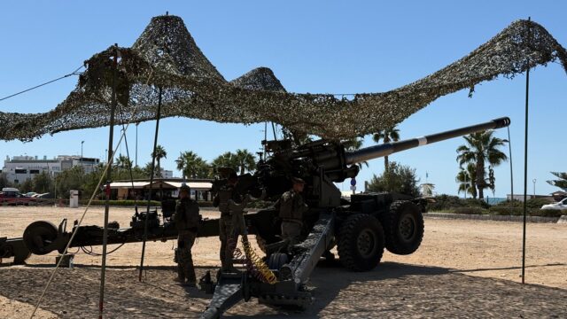 Imagen de portada: El Ejército de Tierra desplegaría una unidad de Artillería de Costa en la bahía de Cádiz