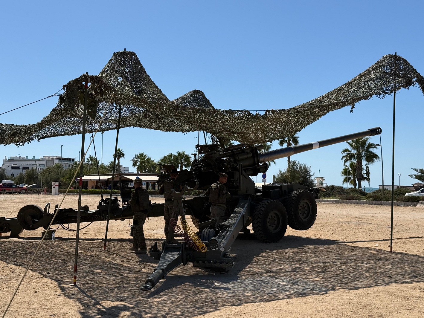 Imagen de portada: El Ejército de Tierra desplegaría una unidad de Artillería de Costa en la bahía de Cádiz