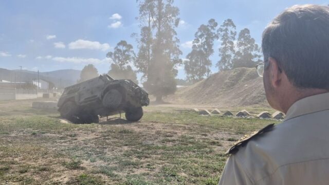 Imagen de portada: Urovesa presenta al JEME el Vamtac AX4, un 4x4 táctico de hasta 18 toneladas