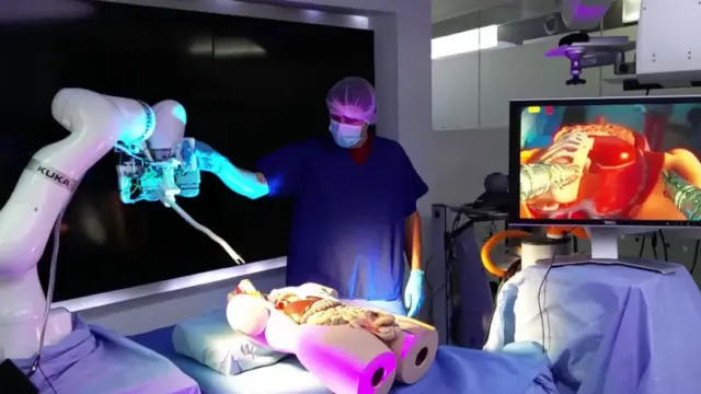 Imagen de portada: DARPA prepararía una competición para llevar la cirugía robótica autónoma al campo de batalla