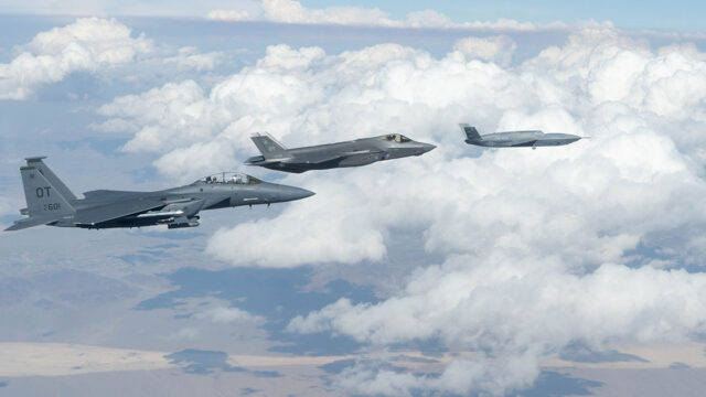 Imagen de portada: General Atomics afirma que el FQ-42 Vengeance ya vuela junto a F-35 y F-15 de Estados Unidos