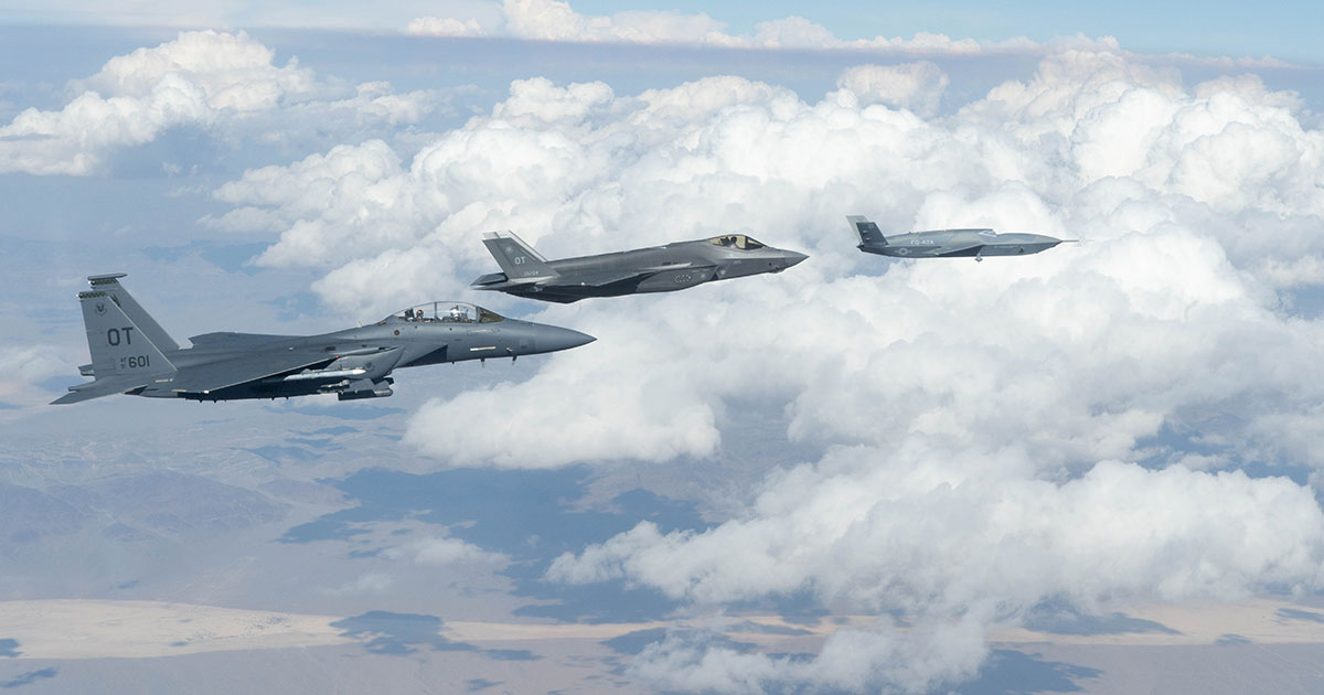 Imagen de portada: General Atomics afirma que el FQ-42 Vengeance ya vuela junto a F-35 y F-15 de Estados Unidos