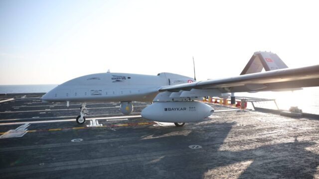 Imagen de portada: El Bayraktar TB3 habría lanzado dos sonoboyas desde el TCG Anadolu