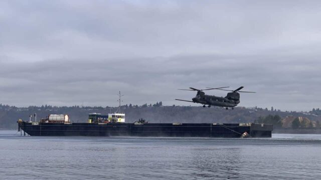 Imagen de portada: Un MH-47G habría operado desde una barcaza autónoma de Sea Machines