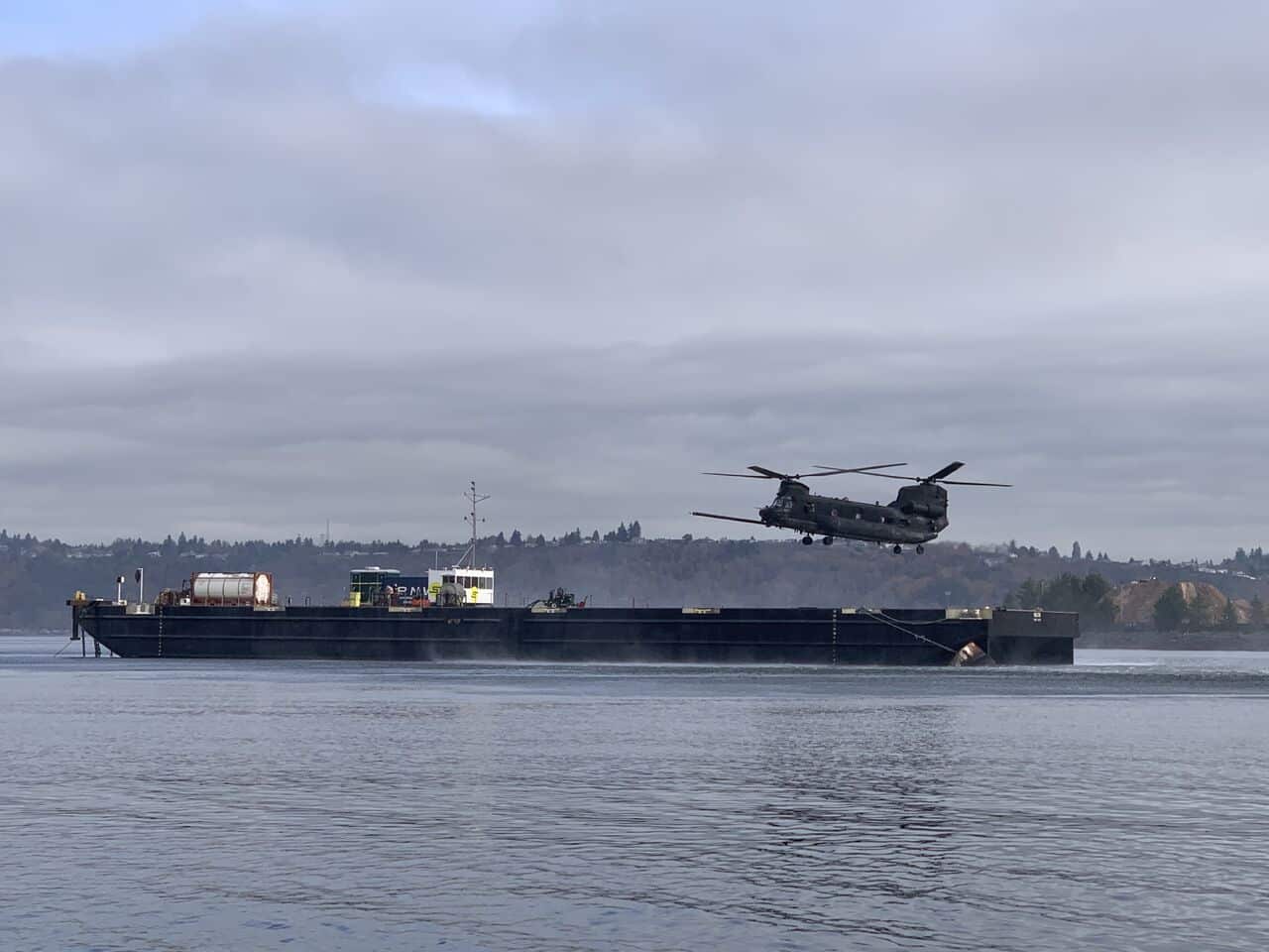 Imagen de portada: Un MH-47G habría operado desde una barcaza autónoma de Sea Machines