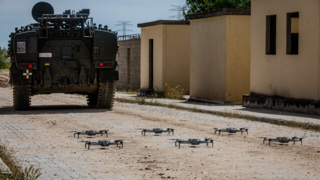 Imagen de portada: El Ejército habría iniciado la incorporación del dron X10D y preparado su despliegue en Letonia