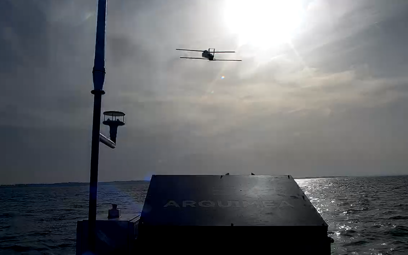 Imagen de portada: Arquimea afirma haber lanzado la munición merodeadora Q-Slam 40 desde un USV de la Armada en alta mar