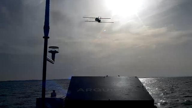 Imagen de portada: Arquimea afirma haber lanzado la munición merodeadora Q-Slam 40 desde un USV de la Armada en alta mar