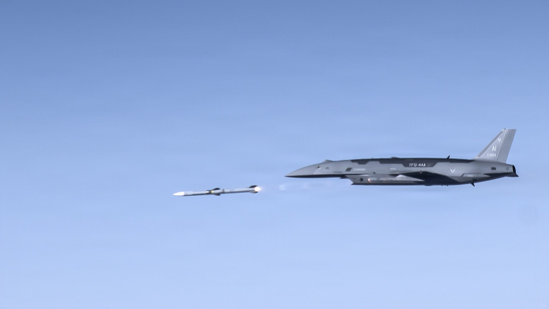Imagen de portada: La Marina de EE. UU. estudiaría un avión de combate colaborativo para operar desde portaaviones