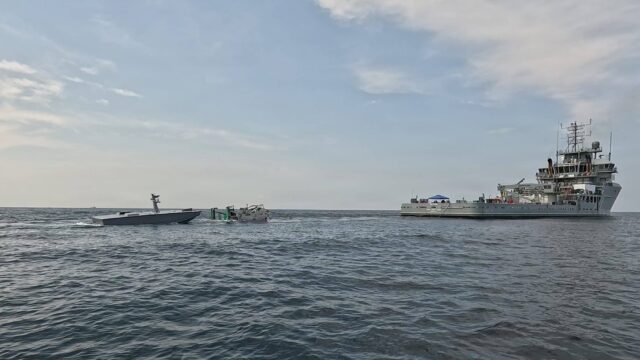 Imagen de portada: La Marina de EE. UU. probaría el reabastecimiento de un USV mediante un conector robótico remolcado