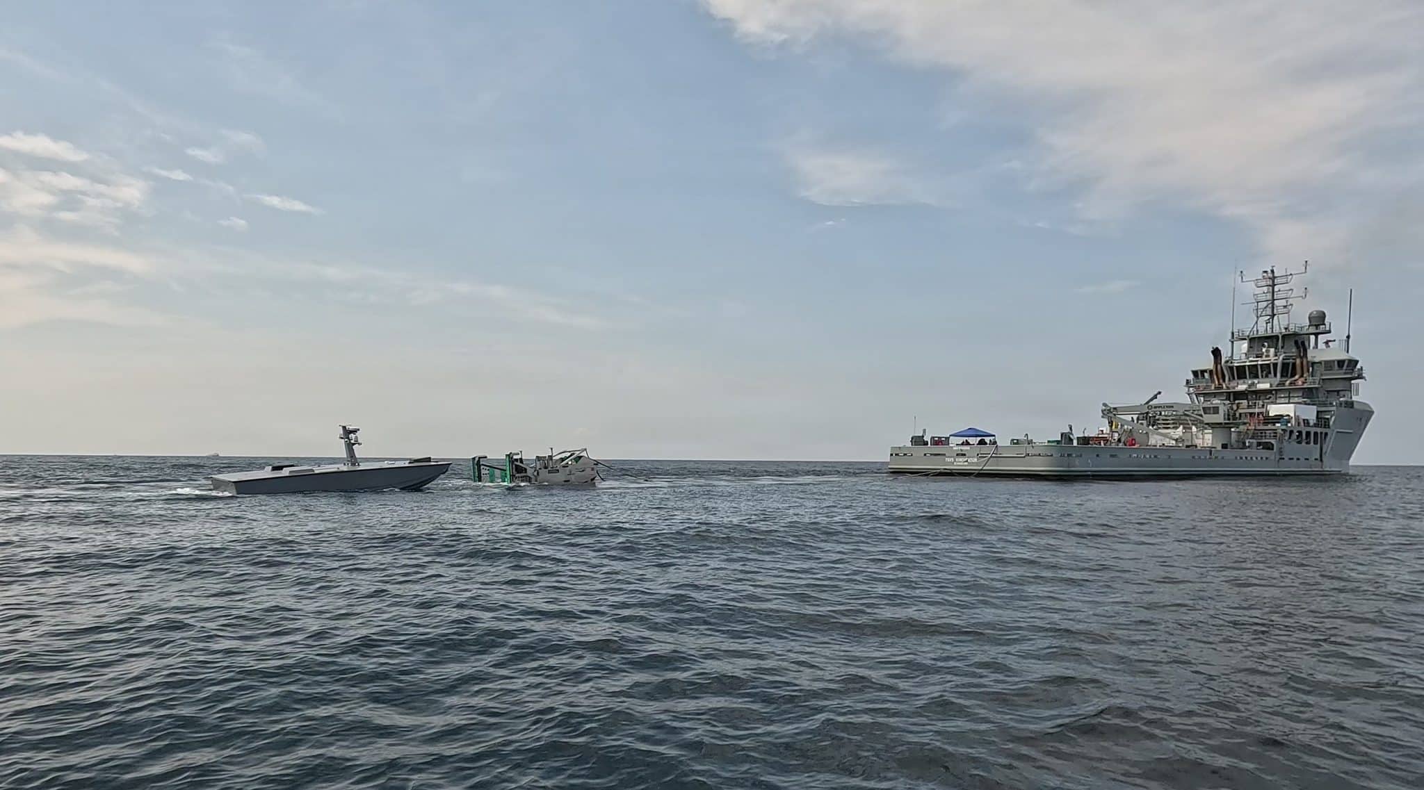 Imagen de portada: La Marina de EE. UU. probaría el reabastecimiento de un USV mediante un conector robótico remolcado