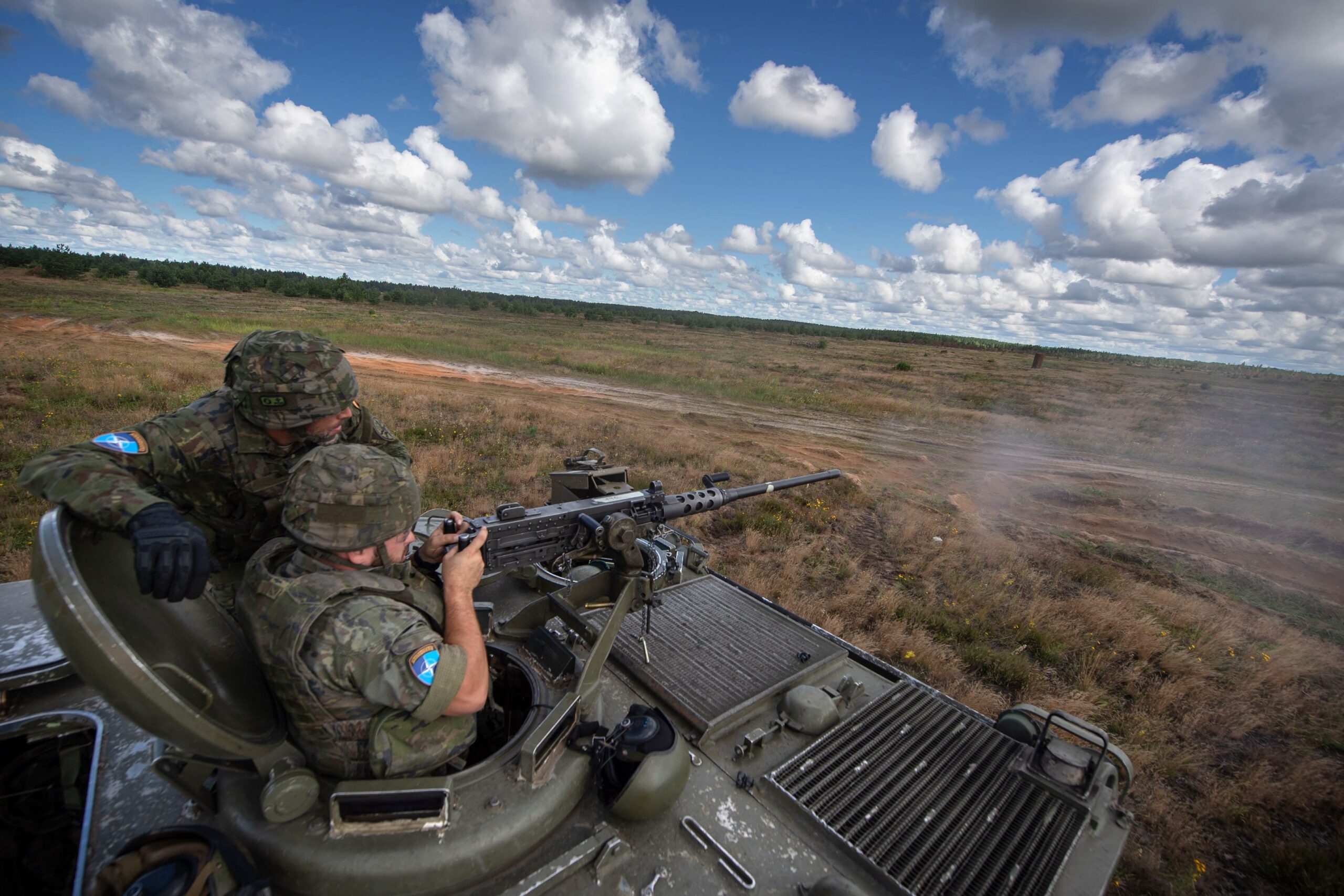 Imagen de portada: El Ejército de Tierra prepararía un acuerdo marco de hasta 22,69 millones para ametralladoras pesadas