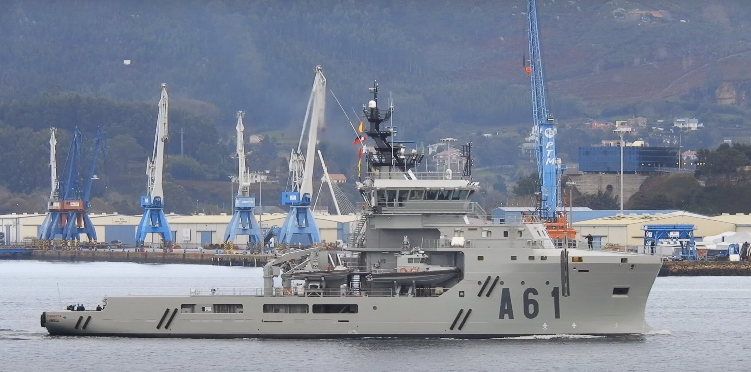 Imagen de portada: La Armada buscaría un buque multipropósito de segunda mano con 7.000 millas de autonomía