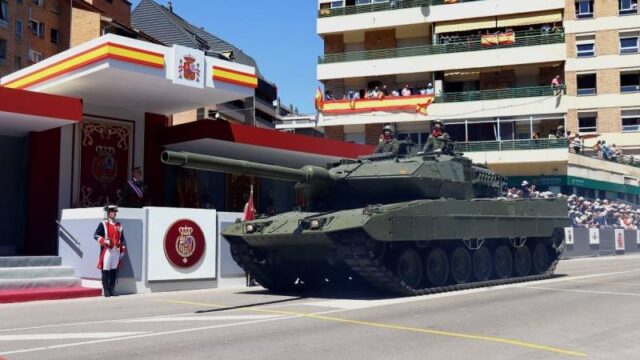 lindados y carros de combate de las Fuerzas Armadas en formación durante el desfile militar del Día de la Fiesta Nacional en Madrid