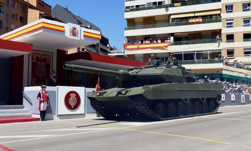 lindados y carros de combate de las Fuerzas Armadas en formación durante el desfile militar del Día de la Fiesta Nacional en Madrid