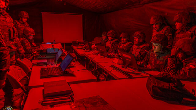Imagen de portada: El Ejército de Tierra habría adjudicado a Indra por 5,6 millones el mantenimiento del sistema de guerra electrónica Gesta