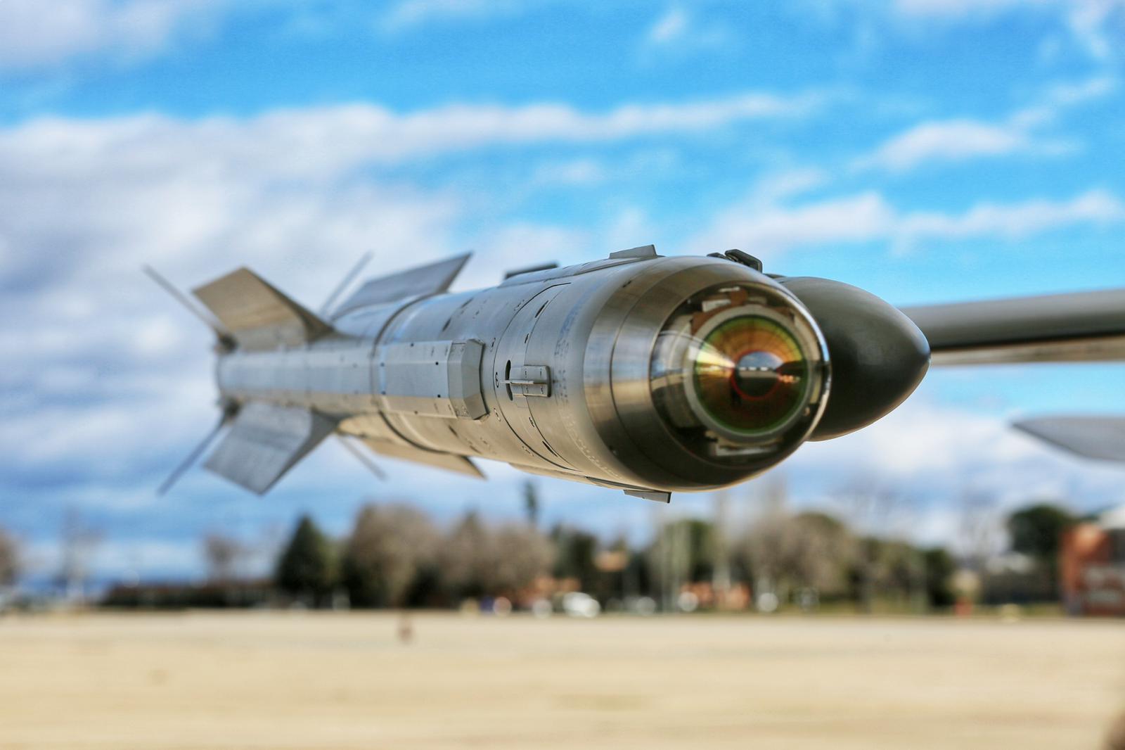 Imagen de portada: Defensa autorizaría la compra de misiles IRIS-T para los F-18 y Eurofighter por 104,3 millones