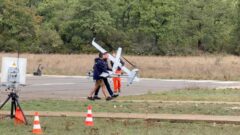 Imagen de portada: Airbus prevé iniciar en 2026 la producción del sistema HTeaming para controlar drones desde helicópteros