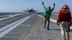 Imagen de portada: Dos F-35C habrían iniciado las pruebas de compatibilidad a bordo del futuro portaaviones John F. Kennedy