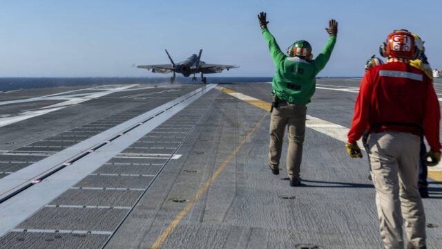 Imagen de portada: Dos F-35C habrían iniciado las pruebas de compatibilidad a bordo del futuro portaaviones John F. Kennedy