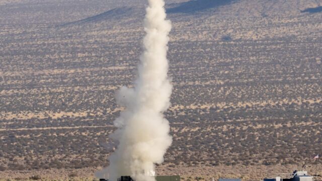 Imagen de portada: El Ejército estadounidense habría lanzado un Tomahawk desde un sistema Typhon en California