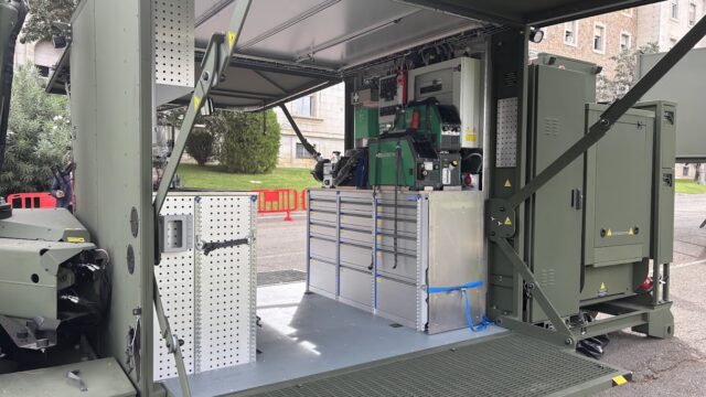 Imagen de portada: El Ejército de Tierra habría recibido su primer taller móvil FRSN para reparar blindados cerca del frente