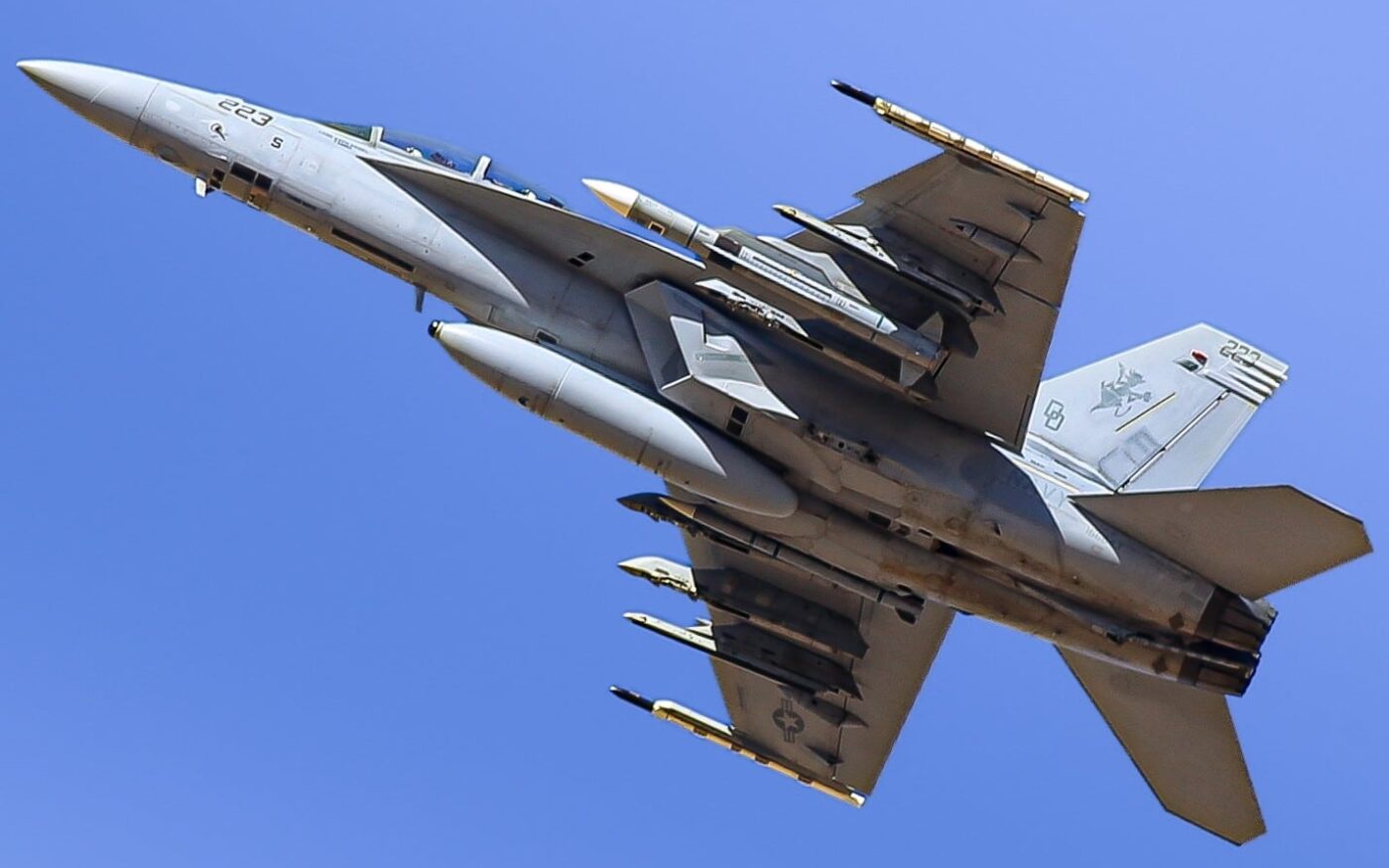 Imagen de portada: Un Super Hornet habría llevado juntos un AIM-174B y un AIM-260A en California