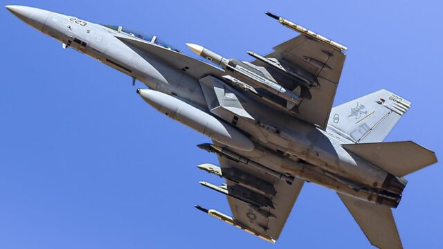Imagen de portada: Un Super Hornet habría llevado juntos un AIM-174B y un AIM-260A en California
