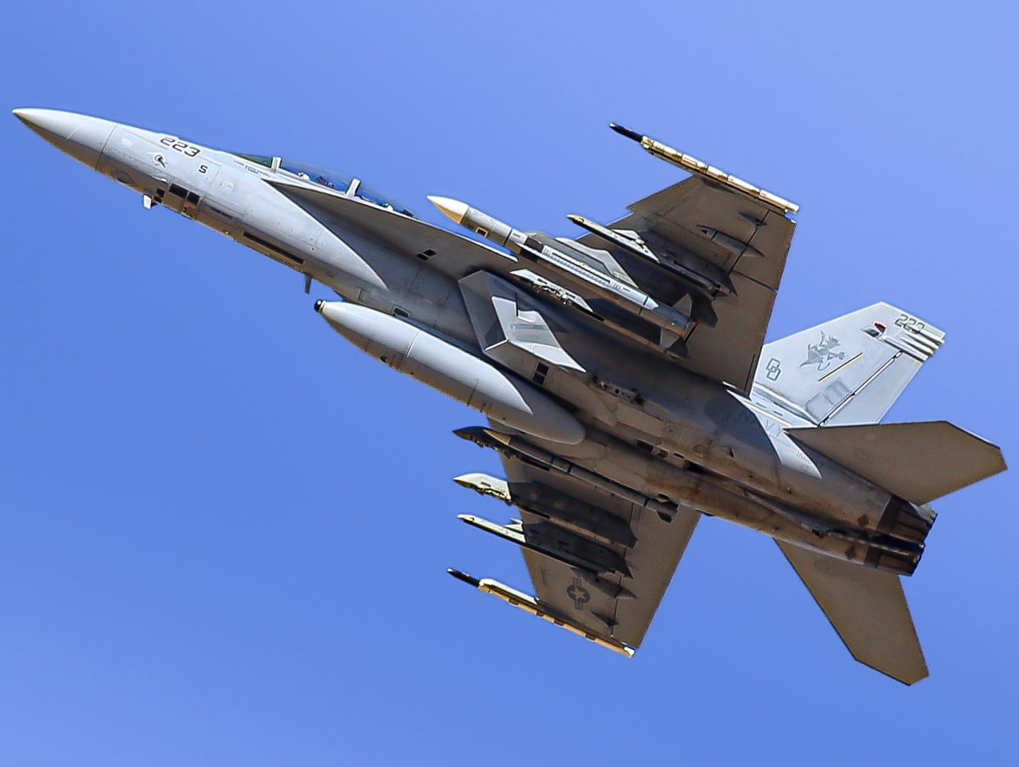 Imagen de portada: Un Super Hornet habría llevado juntos un AIM-174B y un AIM-260A en California