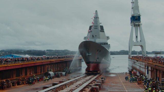 Imagen de portada: Navantia bota en Ferrol la fragata F-112 «Roger de Lauria» para la Armada española