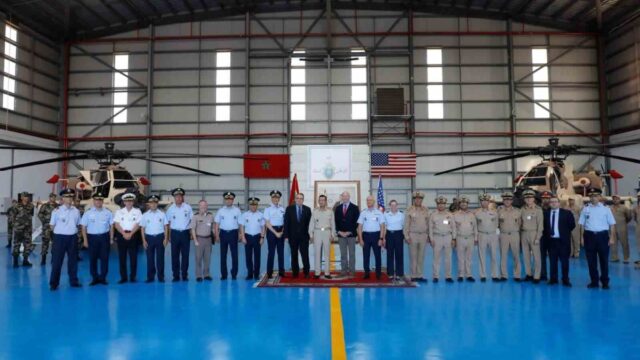 Imagen de portada: Marruecos eleva a 19 su flota de helicópteros AH-64E Apache tras recibir seis nuevas unidades